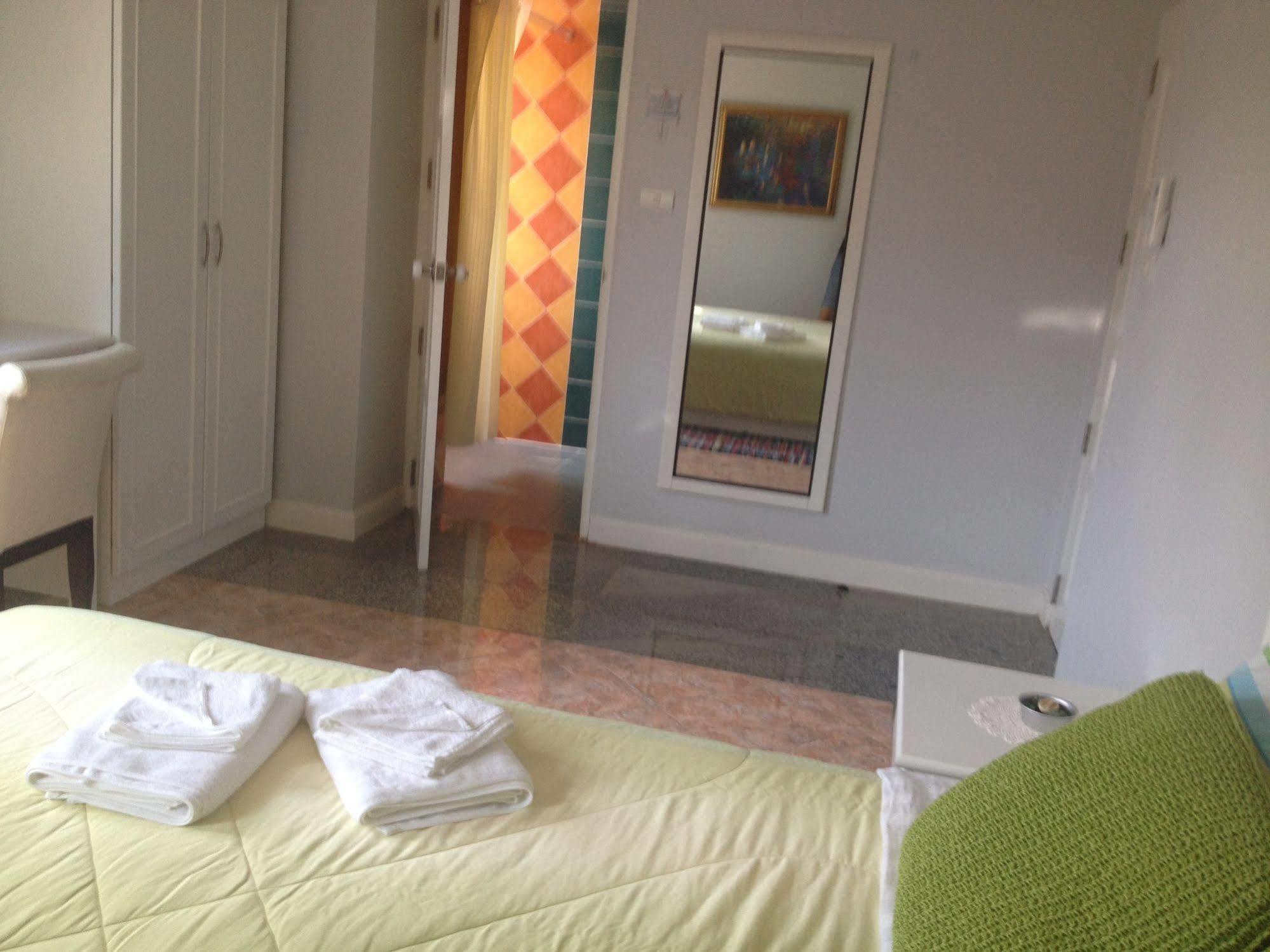 Yiasu Bed And Breakfast Pattaya Luaran gambar